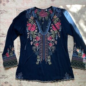 JOHNNY WAS Millie Embroidered Tunic Blouse in navy blue, floral embroidery. EUC